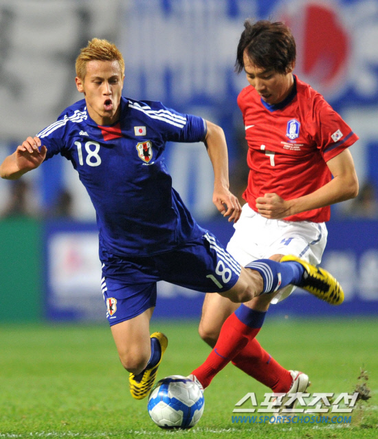 
	2010.10.12/

12�� ���� �����Ű���忡�� ���� ��-���� ģ�� A��ġ ���, �������� �Ϻ� ȥ���� ���ĸ� ������ �Ŀ�� ���Ƽ��� �ִ�.

���=������ ���� songs@sportschosun.com


