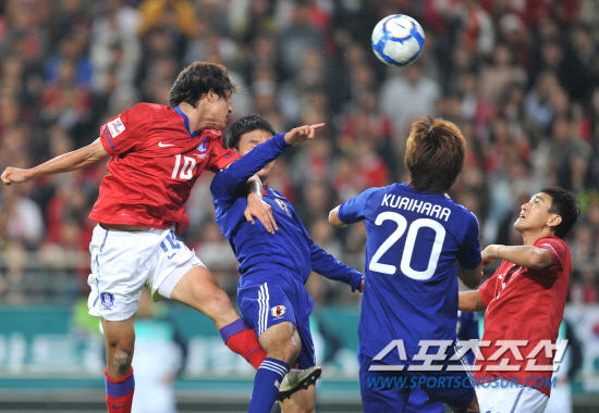 
	2010.10.12/

12�� ���� �����Ű���忡�� ���� ��-���� ģ�� A��ġ ���, ���ֿ�[����]�� �Ϻ� ������� ���̷� ������� �õ��ϰ� �ִ�.

���=������ ���� songs@sportschosun.com


