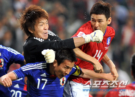 
	����������

2010.10.12

12�� ��Ͽ����Ű���忡�� ������ ���̹� �ѱ��� �Ϻ��� ģ����Ⱑ ���ȴ�.  �������� �Ϻ� �Ͻ�ī�� ��Ű�ۿ� �ϼ����� ��ũ�� �հ� ������� �õ��ϰ� �ִ�.

���=���ؿ� ���� noodle@sportschosun.com


