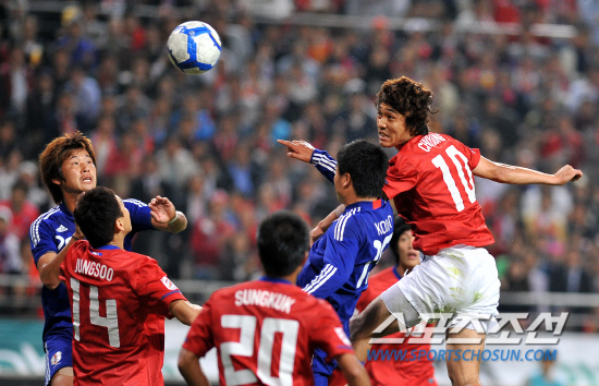 
	����������

2010.10.12

12�� ��Ͽ����Ű���忡�� ������ ���̹� �ѱ��� �Ϻ��� ģ����Ⱑ ���ȴ�.  ���ֿ��� ������� �õ��ϰ� �ִ�. 

���=���ؿ� ���� noodle@sportschosun.com


