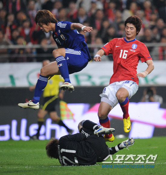 
	2010�� 10�� 12��

12�� ���� ��Ͽ����ű��忡�� ���� �ѱ��� �Ϻ��� �������� �ѱ� �⼺��(������)�� �Ϻ� �����϶� �Ͻ�ī�� ��Ű�۸� �Ѱ� �ִ�.

��Ͽ����ű���= ���� ���� kyungmin@sportschosun.com


