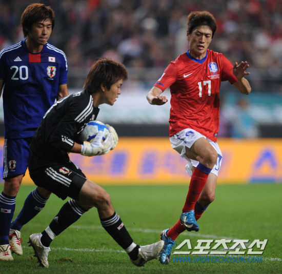 
	2010�� 10�� 12��

12�� ���� ��Ͽ����ű��忡�� ���� �ѱ��� �Ϻ��� �������� �ѱ� ��û��(������)�� �ռ� �Ϻ� �Ͻ�ī�� ��Ű�۰� ���� ��Ƴ��� �ִ�.

��Ͽ����ű���= ���� ���� kyungmin@sportschosun.com


