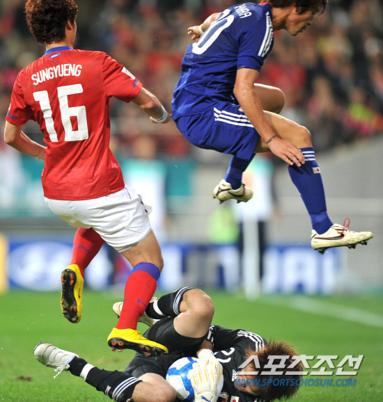 
	2010.10.12/

12�� ���� �����Ű���忡�� ���� ��-���� ģ�� A��ġ ���, �⼺���� ������ ������ �õ��Ҷ� �Ϻ� �Ͻð��� ��Ű�۰� ���� ���Ƽ��� �ִ�.

���=������ ���� songs@sportschosun.com


