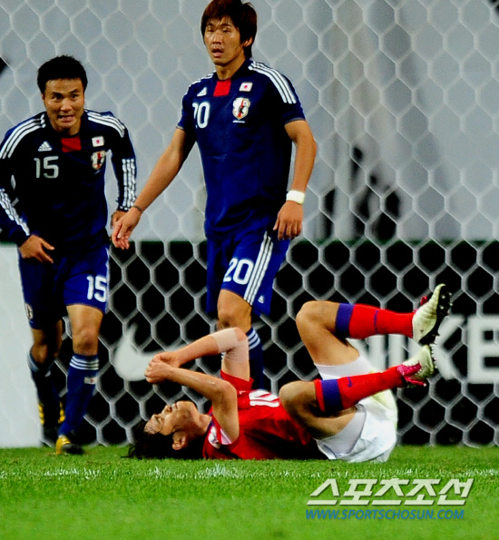 
	2010,10,12

��,�� �౸������ǥ ģ�����

12�� ��� �����Ű���忡�� ������ �ѱ��� �Ϻ��� �౸������ǥ ģ����⿡�� �ѱ��� ���ֿ��� �Ĺ� 40�а� �Ϻ��������� ȸ���� ������� �������� ��� ��������� �ʾҴ�.���ֿ��� �׶��忡 ���� �ƽ����ϰ� �ִ�.

���=������ ���� basser@sportschosun.com


