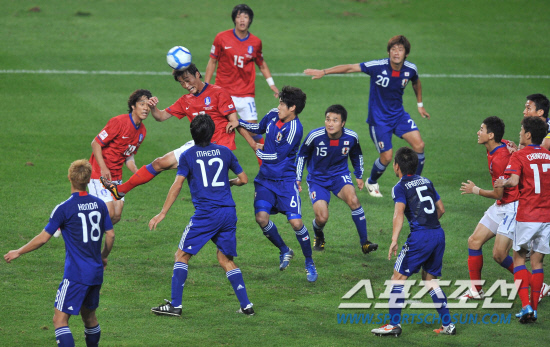 
	���������� 2010.10.12.

�ѱ��� ������(����)�� 12�� ��Ͽ����Ű���忡�� ������ ���������� ���ߺ��� ������ �ִ�.

���=�����ʱ��� young@sportschosun.com


