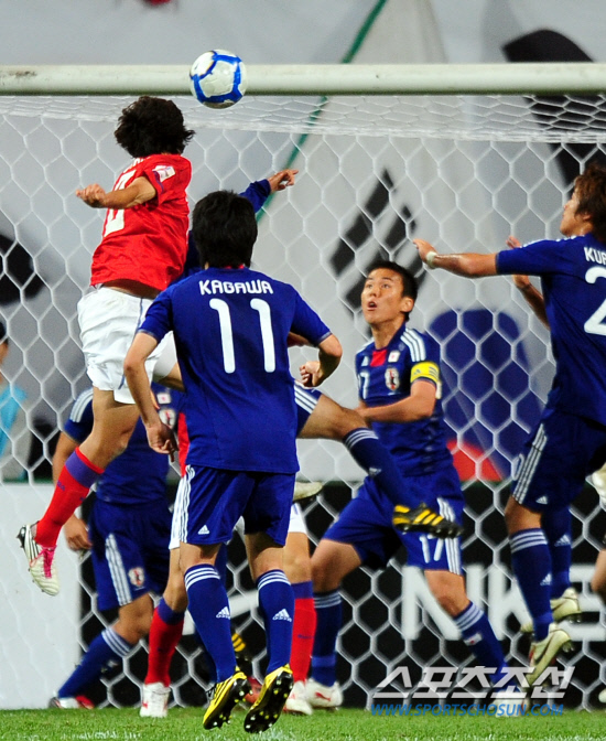 
	2010,10,12

��,�� �౸������ǥ ģ�����

12�� ��� �����Ű���忡�� ������ �ѱ��� �Ϻ��� �౸������ǥ ģ����⿡�� �ѱ��� ���ֿ��� �Ϻ��������� ȸ���� ������� �������� ��� ��������� �ʾҴ�.

���=������ ���� basser@sportschosun.com


