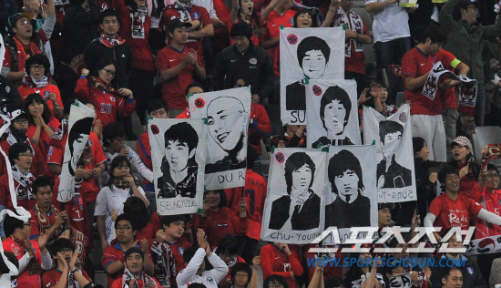 
	���������� 2010.10.12.

���� �Ǹ��� 12�� ��Ͽ����Ű���忡�� ������ �������� �ռ� �������� ĳ��Ŀ�ĸ� ���ĵ�� �������� ��ġ�� �ִ�.

���=�����ʱ��� young@sportschosun.com


