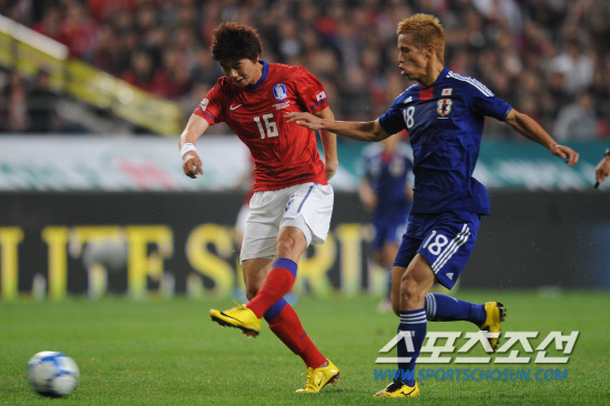 
	2010�� 10�� 12��

12�� ���� ��Ͽ����ű��忡�� ���� �ѱ��� �Ϻ��� �������� �ѱ� �⼺��(����)�� �Ϻ� ȥ���� ��ũ�� �Ѿ� ������ ���� �õ��ϰ� �ִ�.

��Ͽ����ű���= ���� ���� kyungmin@sportschosun.com


