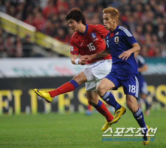 
	2010�� 10�� 12��

12�� ���� ��Ͽ����ű��忡�� ���� �ѱ��� �Ϻ��� �������� �ѱ� �⼺��(����)�� �Ϻ� ȥ���� ��ũ�� �Ѿ� ������ ���� �õ��ϰ� �ִ�.

��Ͽ����ű���= ���� ���� kyungmin@sportschosun.com


