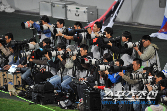 
	���������� 2010.10.12.

�ѱ��Ϻ��� �������ڵ��� 12�� ��Ͽ����Ű���忡�� ������ ������ ���翡 ���� �ø��� �ִ�.

���=�����ʱ��� young@sportschosun.com


