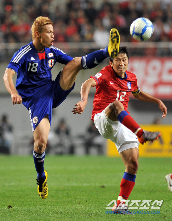 
	����������

2010.10.12

12�� ��Ͽ����Ű���忡�� ������ ���̹� �ѱ��� �Ϻ��� ģ����Ⱑ ���ȴ�. �Ϻ� ȥ�ٰ� �̿�ǥ�� �ռ� ���� �Ⱦ�� �ִ�.

���=���ؿ� ���� noodle@sportschosun.com


