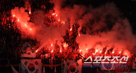 
	���������� 2010.10.12.

���� �Ǹ��� 12�� ��Ͽ����Ű���忡�� ������ �������� �ռ� �¸��� �޺��� �ǰ� ������ �������� ��ġ�� �ִ�.

���=�����ʱ��� young@sportschosun.com


