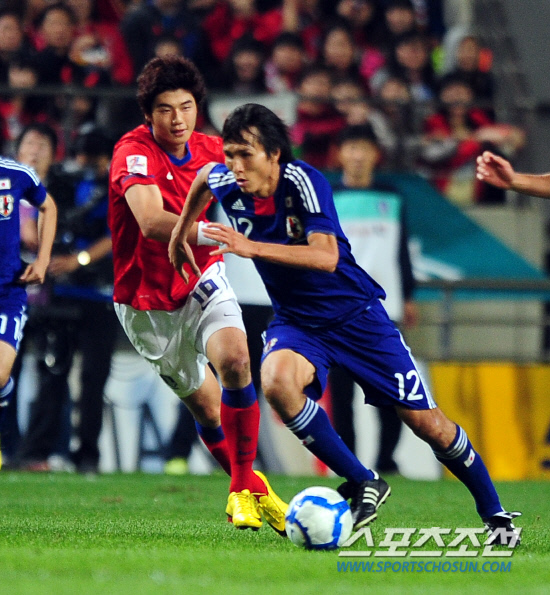 
	2010,10,12

��,�� �౸������ǥ ģ�����

12�� ��� �����Ű���忡�� ������ �ѱ��� �Ϻ��� �౸������ǥ ģ����⿡�� �ѱ��� �⼺���� �������� ������ �����ϱ� ���� �ڸ� �i�� �ִ�.

���=������ ���� basser@sportschosun.com


