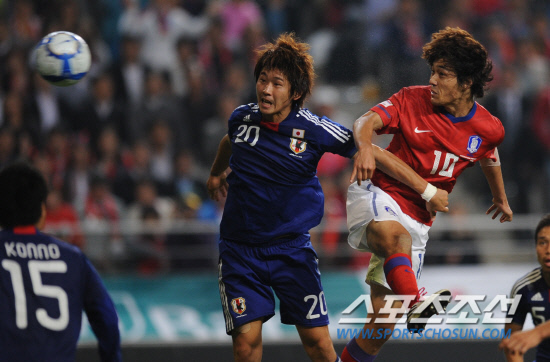 
	2010�� 10�� 12��

12�� ���� ��Ͽ����ű��忡�� ���� �ѱ��� �Ϻ��� �������� �ѱ� ���ֿ�(������)�� �Ϻ� �����϶��� ��ũ�� �Ѿ� ������� �õ��ϰ� �ִ�.

��Ͽ����ű���= ���� ���� kyungmin@sportschosun.com


