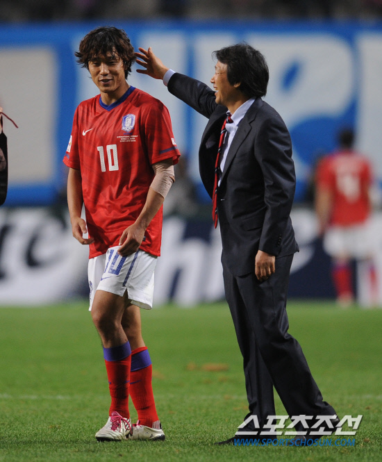 
	2010�� 10�� 12��

12�� ���� ��Ͽ����ű��忡�� ���� �ѱ��� �Ϻ��� �������� 0��0���� ������ ���� �� ������ ������ ���ֿ��� �ݷ��ϰ� �ִ�.

��Ͽ����ű���= ���� ���� kyungmin@sportschosun.com


