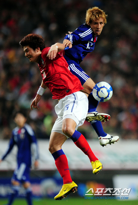 
	2010,10,12

��,�� �౸������ǥ ģ�����

12�� ��� �����Ű���忡�� ������ �ѱ��� �Ϻ��� �౸������ǥ ģ����⿡�� �ѱ��� �⼺���� �Ϻ� ȣ�Ұ��� �����޿� ���ߺ� ������ ���̰� �ִ�.

���=������ ���� basser@sportschosun.com


