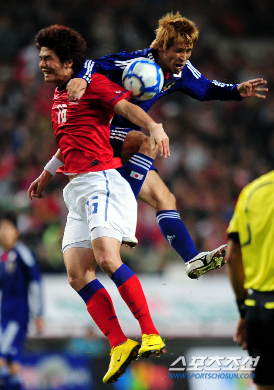 
	2010,10,12

��,�� �౸������ǥ ģ�����

12�� ��� �����Ű���忡�� ������ �ѱ��� �Ϻ��� �౸������ǥ ģ����⿡�� �ѱ��� �⼺���� �Ϻ� ȣ�Ұ��� �����޿� ���ߺ� ������ ���̰� �ִ�.

���=������ ���� basser@sportschosun.com


