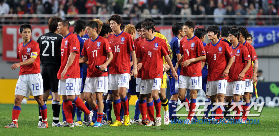 
	����������

2010.10.12

12�� ��Ͽ����Ű���忡�� ������ ���̹� �ѱ��� �Ϻ��� ģ����Ⱑ ���ȴ�. ���� �������� �ºθ� ������ ���� ä �λ縦 ������ �ִ�.

���=���ؿ� ���� noodle@sportschosun.com


