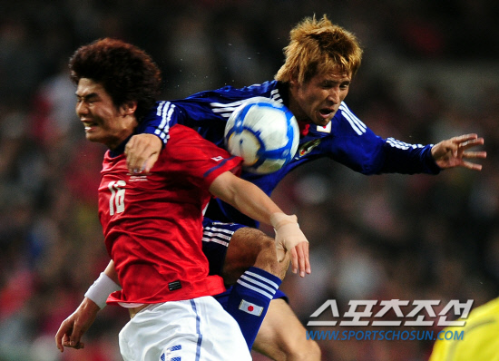 
	2010,10,12

��,�� �౸������ǥ ģ�����

12�� ��� �����Ű���忡�� ������ �ѱ��� �Ϻ��� �౸������ǥ ģ����⿡�� �ѱ��� �⼺���� �Ϻ� ȣ�Ұ��� �����޿� ���ߺ� ������ ���̰� �ִ�.

���=������ ���� basser@sportschosun.com


