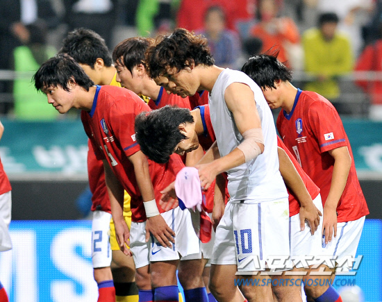 
	����������

2010.10.12

12�� ��Ͽ����Ű���忡�� ������ ���̹� �ѱ��� �Ϻ��� ģ����Ⱑ ���ȴ�. ���ֿ��� �������� ��Ⱑ ������ �ҵ鿡�� �λ��ϰ� �ִ�.

���=���ؿ� ���� noodle@sportschosun.com


