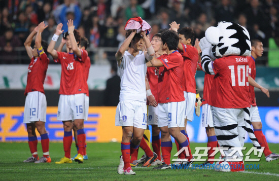 
	2010�� 10�� 12��

12�� ���� ��Ͽ����ű��忡�� ���� �ѱ��� �Ϻ��� �������� 0��0���� ������ ���� �� ���ֿ� �� �������� ���ߵ鿡�� �λ��ϰ� �ִ�.

��Ͽ����ű���= ���� ���� kyungmin@sportschosun.com


