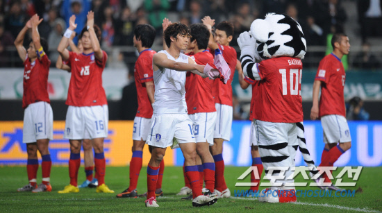 
	2010�� 10�� 12��

12�� ���� ��Ͽ����ű��忡�� ���� �ѱ��� �Ϻ��� �������� 0��0���� ������ ���� �� ���ֿ� �� �������� ���ߵ鿡�� �λ��ϰ� �ִ�.

��Ͽ����ű���= ���� ���� kyungmin@sportschosun.com


