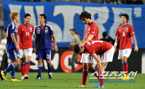 
	����������

2010.10.12

12�� ��Ͽ����Ű���忡�� ������ ���̹� �ѱ��� �Ϻ��� ģ����Ⱑ ���ȴ�. 0��0���� �ºθ� ������ ���ϰ� ��Ⱑ ������ ���ֿ��� ��û���� �����ϰ� �ִ�.

���=���ؿ� ���� noodle@sportschosun.com


