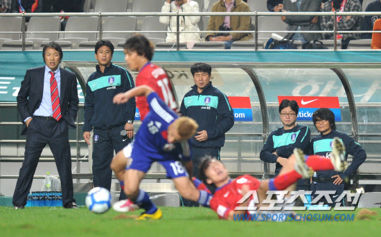 
	2010.10.12/

12�� ���� �����Ű���忡�� ���� ��-���� ģ�� A��ġ ���, �Ϻ���  0��0 ������ �̾�Ŵ� �Ĺ� ������Ÿ�Ӷ� ��Ÿ��� �ü����� �������� �÷��̸� ���Ѻ��� ������ ������ ������. 

���=������ ���� songs@sportschosun.com


