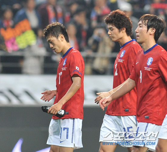 
	����������

2010.10.12

12�� ��Ͽ����Ű���忡�� ������ ���̹� �ѱ��� �Ϻ��� ģ����Ⱑ ���ȴ�.  ��û��� �⼺���� ������ ���� ä ������� ������ �ִ�.

���=���ؿ� ���� noodle@sportschosun.com


