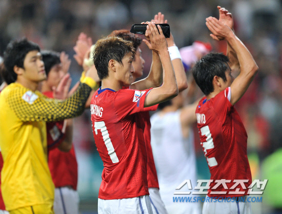 
	2010.10.12/

12�� ���� �����Ű���忡�� ���� ��-���� ģ�� A��ġ ���, �Ϻ���  0��0 �ºθ� ������ ���� A ��ǥ�� �������� ��� ���� �� ���ߵ鿡�� �λ��ϰ� �ִ�.

���=������ ���� songs@sportschosun.com


