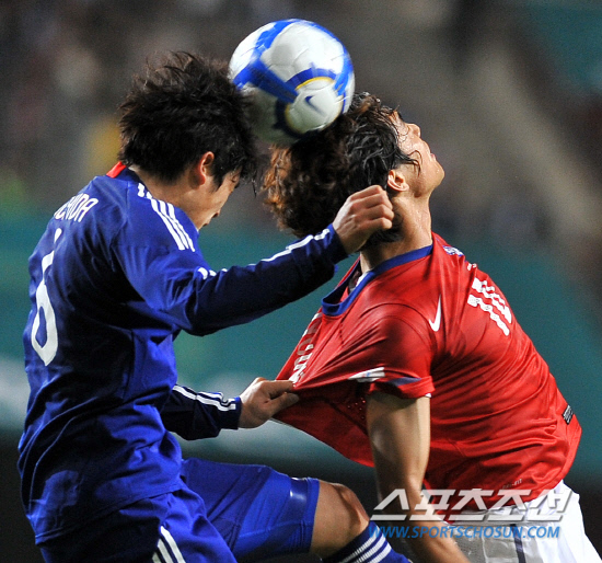 
	����������

2010.10.12

12�� ��Ͽ����Ű���忡�� ������ ���̹� �ѱ��� �Ϻ��� ģ����Ⱑ ���ȴ�. ���ֿ��� �Ϻ� �����̰� ���ߺ��� ������ �ִ�.

���=���ؿ� ���� noodle@sportschosun.com


