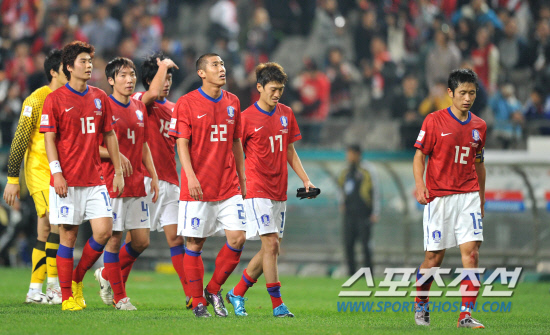 
	2010.10.12/

12�� ���� �����Ű���忡�� ���� ��-���� ģ�� A��ġ ���, �Ϻ���  0��0 �ºθ� ������ ���� A ��ǥ�� �������� ��� ���� �� �ƽ��� ǥ������ �׶��带 ������ �ִ�.

���=������ ���� songs@sportschosun.com


