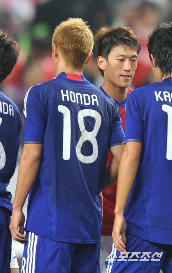 
	2010.10.12/

12�� ���� �����Ű���忡�� ���� ��-���� ģ�� A��ġ ���, �Ϻ���  0��0 �ºθ� ������ ���� A ��ǥ�� ��û���� ��� ���� �� �Ϻ��� ȥ�ٿ� �Ǽ��� ������ �ִ�.

���=������ ���� songs@sportschosun.com


