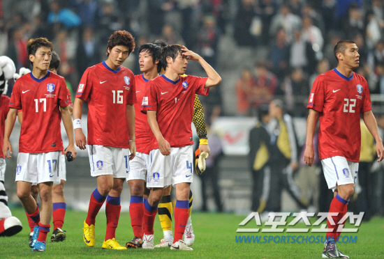 
	2010.10.12/

12�� ���� �����Ű���忡�� ���� ��-���� ģ�� A��ġ ���, �Ϻ���  0��0 �ºθ� ������ ���� A ��ǥ�� �������� ��� ���� �� �ƽ��� ǥ������ �׶��带 ������ �ִ�.

���=������ ���� songs@sportschosun.com


