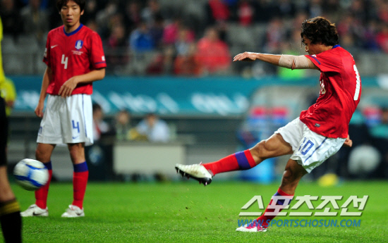 
	2010,10,12

��,�� �౸������ǥ ģ�����

12�� ��� �����Ű���忡�� ������ �ѱ��� �Ϻ��� �౸������ǥ ģ����⿡�� �ѱ��� ���ֿ��� ȸ���� ������ ������ �������� ���� ��븦 �Ѿ�� �ƽ��� ǥ���� ���� �ִ�.

���=������ ���� basser@sportschosun.com


