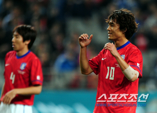 
	2010,10,12

��,�� �౸������ǥ ģ�����

12�� ��� �����Ű���忡�� ������ �ѱ��� �Ϻ��� �౸������ǥ ģ����⿡�� �ѱ��� ���ֿ��� ȸ���� ������ ������ �������� ���� ��븦 �Ѿ�� �ƽ��� ǥ���� ���� �ִ�.

���=������ ���� basser@sportschosun.com


