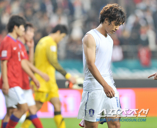 
	����������

2010.10.12

12�� ��Ͽ����Ű���忡�� ������ ���̹� �ѱ��� �Ϻ��� ģ����Ⱑ ���ȴ�. ���ֿ��� ������ ���� ä ������� ������ �ִ�.

���=���ؿ� ���� noodle@sportschosun.com


