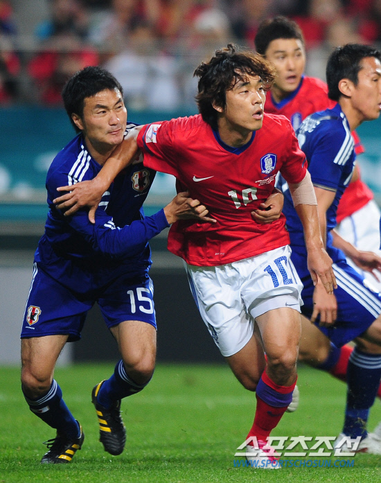 
	2010,10,12

��,�� �౸������ǥ ģ�����

12�� ��� �����Ű���忡�� ������ �ѱ��� �Ϻ��� �౸������ǥ ģ����⿡�� �ѱ��� ���ֿ��� �Ϻ� �������� ������ġ�� ��� �������� �Ϻ� �ܳ밡 ���ֿ��� ���� ������� ������ �����ϰ� �ִ�.

���=������ ���� basser@sportschosun.com


