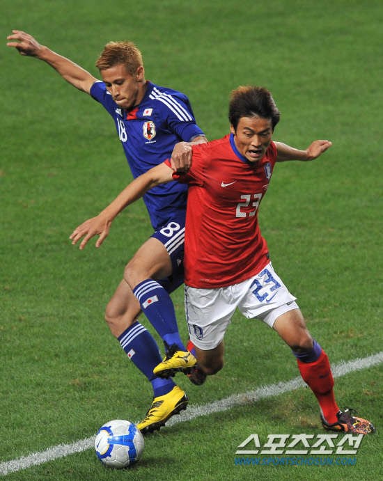 
	���������� 2010.10.12.

12�� ��Ͽ����Ű���忡�� ������ ���������� �������� ȥ���� ������ �����ϰ� �ִ�.

���=�����ʱ��� young@sportschosun.com


