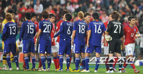 
	2010.10.12/

12�� ���� �����Ű���忡�� ���� ��-���� ģ�� A��ġ ���, �Ϻ���  0��0 �ºθ� ������ ���� A ��ǥ�� �������� ��� ���� �� �Ϻ� ��ǥ�� ������� �Ǽ��� ������ �ִ�.

���=������ ���� songs@sportschosun.com


