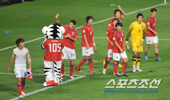 
	���������� 2010.10.12.

�±�������� 12�� ��Ͽ����Ű���忡�� ������ ���������� ���ºη� ����� �ƽ����� �޷��� �׶��带 �ɾ� ������ �ִ�.

���=�����ʱ��� young@sportschosun.com


