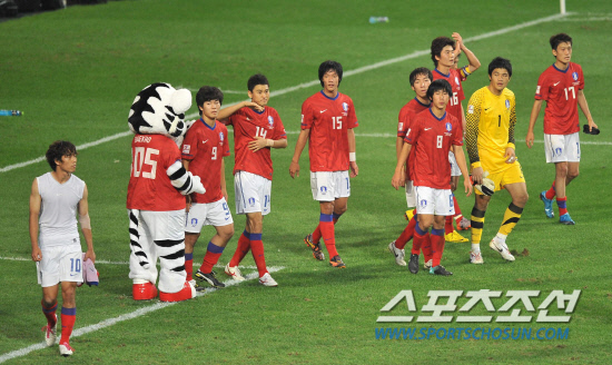 
	���������� 2010.10.12.

�±�������� 12�� ��Ͽ����Ű���忡�� ������ ���������� ���ºη� ����� �ƽ����� �޷��� �׶��带 �ɾ� ������ �ִ�.

���=�����ʱ��� young@sportschosun.com


