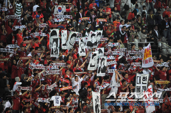 
	���������� 2010.10.12.

���� �Ǹ��� 12�� ��Ͽ����Ű���忡�� ������ ���������� �������� ĳ��Ŀ�ĸ� ���ĵ�� �������� ��ġ�� �ִ�.

���=�����ʱ��� young@sportschosun.com


