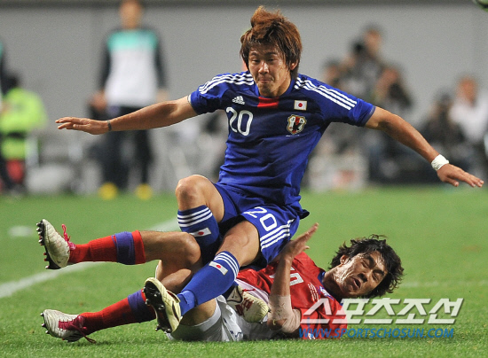 
	����������

2010.10.12

12�� ��Ͽ����Ű���忡�� ������ ���̹� �ѱ��� �Ϻ��� ģ����Ⱑ ���ȴ�. �Ϻ� �����϶� ���ֿ��� �������ϴ� ���ֿ����� �ɰ� �ִ�.

���=���ؿ� ���� noodle@sportschosun.com


