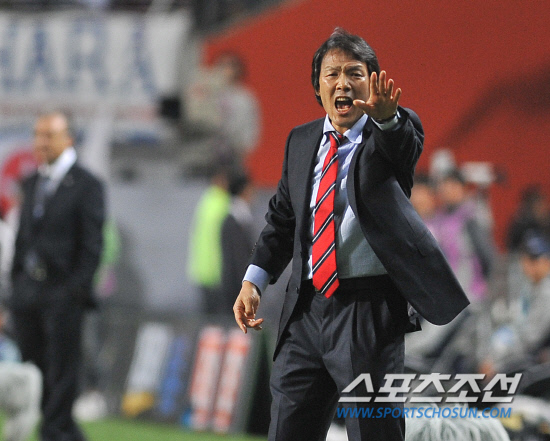 
	����������

2010.10.12

12�� ��Ͽ����Ű���忡�� ������ ���̹� �ѱ��� �Ϻ��� ģ����Ⱑ ���ȴ�. ������������ ��⵵�� �⼺�뿡�� �Ҹ�ġ�� �ֹ��ϰ� �ִ�.

���=���ؿ� ���� noodle@sportschosun.com


