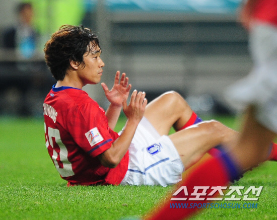 
	2010,10,12

��,�� �౸������ǥ ģ�����

12�� ��� �����Ű���忡�� ������ �ѱ��� �Ϻ��� �౸������ǥ ģ����⿡�� �ѱ��� ���ֿ��� �Ϻ� �������� ���ݿ� ������ �� �׶��忡 ���� �ƽ����ϰ� �ִ�.

���=������ ���� basser@sportschosun.com


