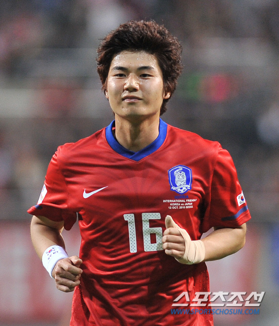 
	����������

2010.10.12

12�� ��Ͽ����Ű���忡�� ������ ���̹� �ѱ��� �Ϻ��� ģ����Ⱑ ���ȴ�. ��Ÿ���� �ٲ� �⼺���� ��⿡ ���ϰ� �ִ�.

���=���ؿ� ���� noodle@sportschosun.com


