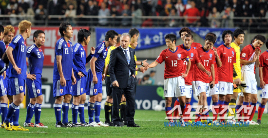 
	����������

2010.10.12

12�� ��Ͽ����Ű���忡�� ������ ���̹� �ѱ��� �Ϻ��� ģ����Ⱑ ���ȴ�. ��Ⱑ ������ ���ÿ� �Ϻ� �˺����� ���ɷδϰ����� ��������� �޷������� ����幮 ����� �����ϰ� �ִ�.

���=���ؿ� ���� noodle@sportschosun.com


