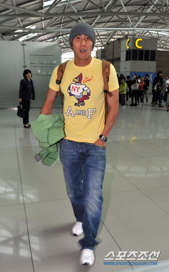 
	�Ϻ����� ������ ���� �Ա��ߴ� ���θ��� 13�� ��õ ������ ���� �������� �ⱹ �ߴ�. ���θ��� �ڽ��� �˾ƺ� �ҵ鿡�� ������ ���ְ� ������ ������.

��õ����=������ ����

rainmaker@sportschosun.com


