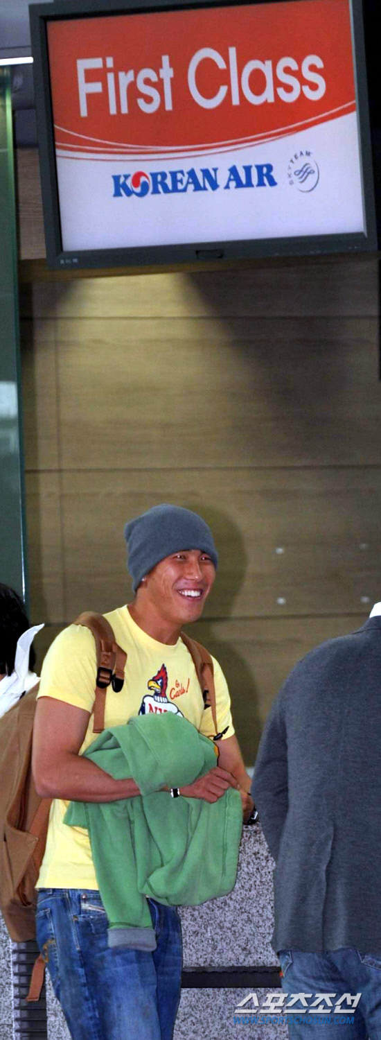 
	�Ϻ����� ������ ���� �Ա��ߴ� ���θ��� 13�� ��õ ������ ���� �������� �ⱹ �ߴ�. ���θ��� '�۽�ƮŬ����'�� Ƽ�� ������ ��� �ִ�. �Ϲ������� �����౸��ȸ�� �ؿ��� �����鿡�� �����Ͻ��� Ƽ���� ���� �Ѵ�.

��õ����=������ ����

rainmaker@sportschosun.com


